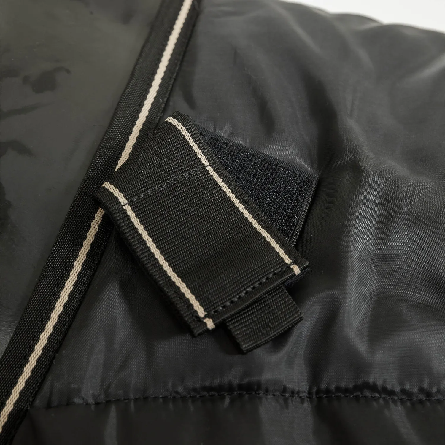 Back on Track Rhyolite sous-couverture cheval noir 100g 135cm