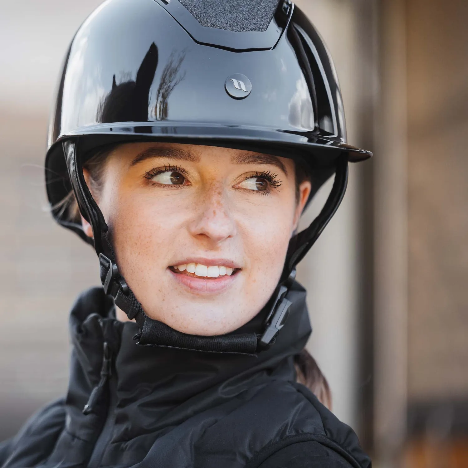 Back on Track Caracas casque équitation noir brillant Mips
