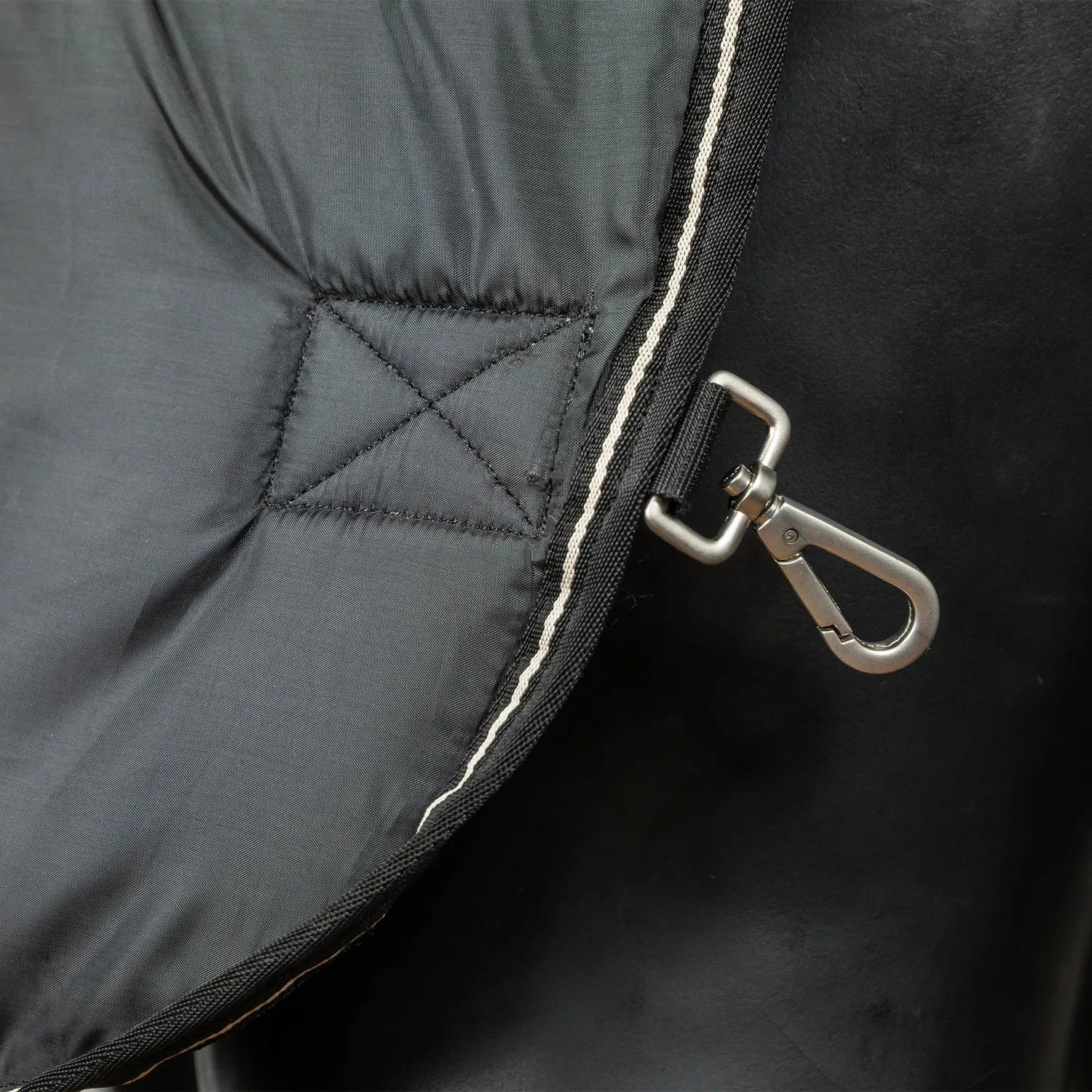 Back on Track Rhyolite sous-couverture cheval noir 100g 135cm
